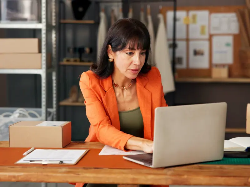 Woman sitting in front a laptop